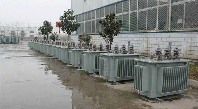 油浸式變壓器的保養(yǎng)如何去做？預防滲漏油：油浸式變壓器在油箱內(nèi)充滿變壓器油，裝配中依靠緊固件對耐油橡膠元件加壓而密封。